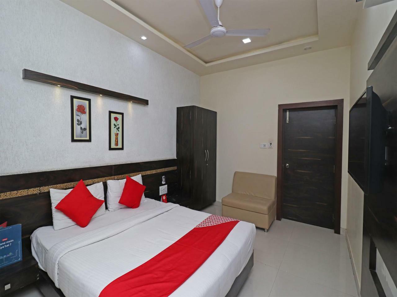 Отель Oyo 29012 Gayatri Palace Durg Экстерьер фото